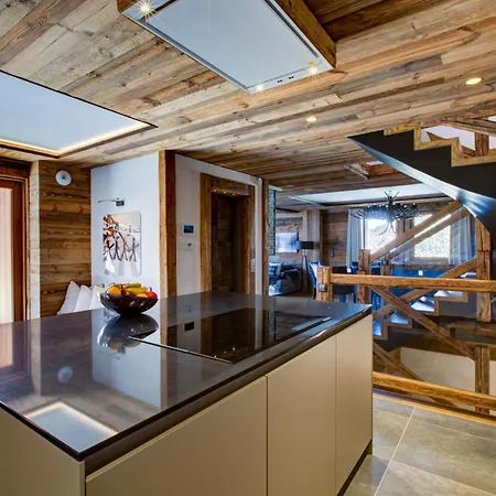 Ultra-luxe Chalet With Matterhorn Views בקתה *